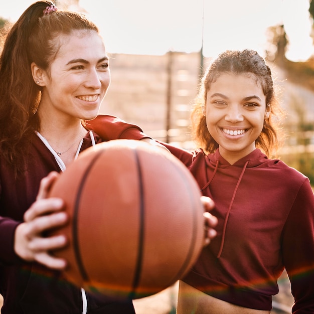 Mulheres jogando basquete