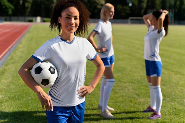 Foto grátis mulheres jogando em um time de futebol