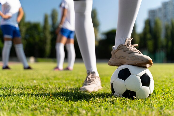 Foto grátis mulheres jogando em um time de futebol