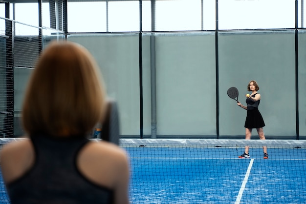 Foto grátis mulheres jogando padel