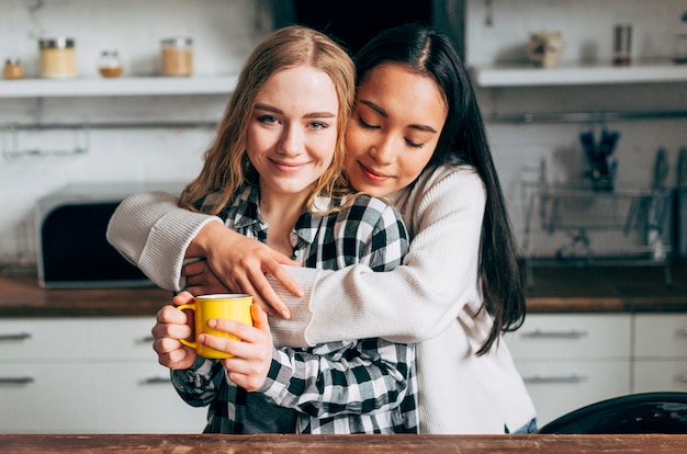 Foto grátis mulheres jovens, abraçar, em, cozinha