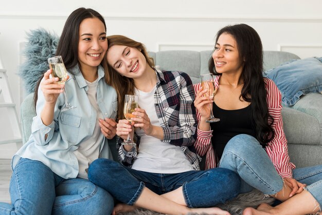 Mulheres jovens, bebendo, champanhe, casa