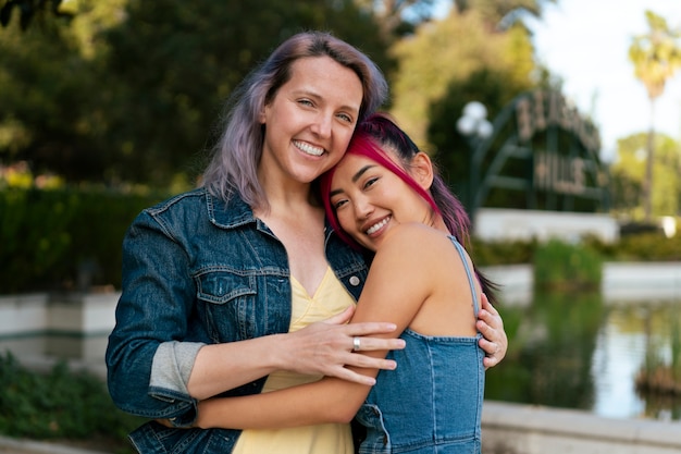 Mulheres jovens com cabelo tingido perto do lago