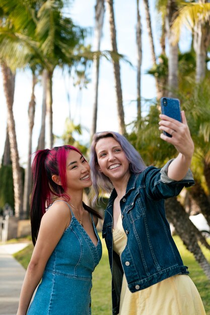 Mulheres jovens com cabelo tingido perto do lago