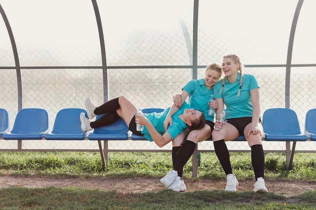 Foto grátis mulheres jovens, descansando em um banco