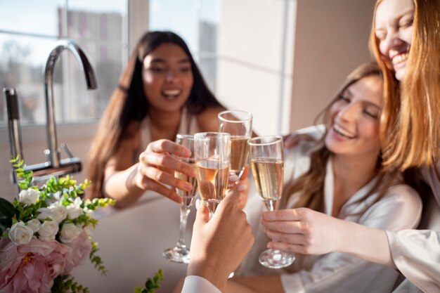 Mulheres jovens desfrutando de despedida de solteira