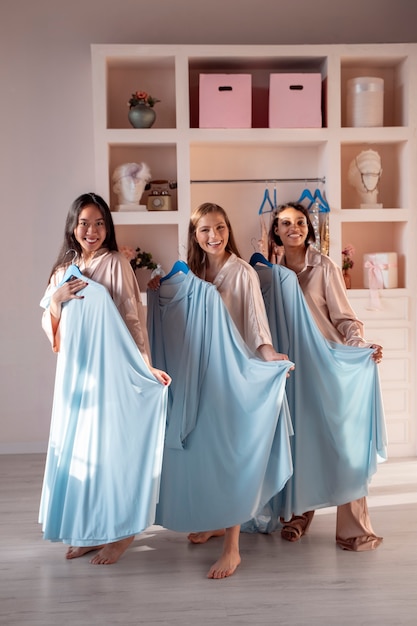 Foto grátis mulheres jovens desfrutando de despedida de solteira