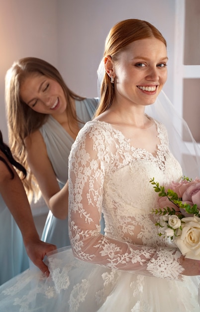 Mulheres jovens desfrutando de despedida de solteira