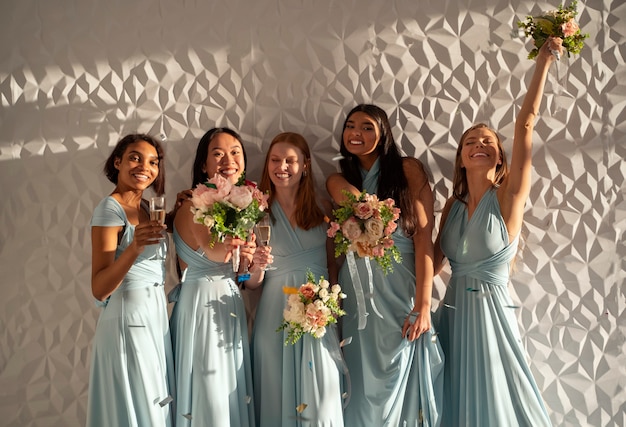 Mulheres jovens desfrutando de despedida de solteira