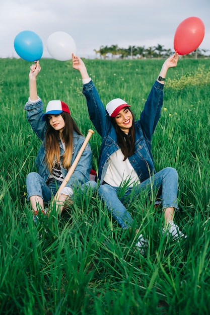 Mulheres jovens, desfrutando, dia independência, em, campo, com, bolas