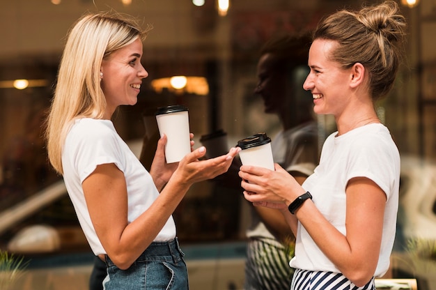 Foto grátis mulheres jovens elegantes tomando café juntas