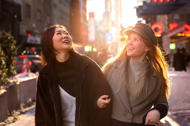 Mulheres jovens em nova york durante o dia