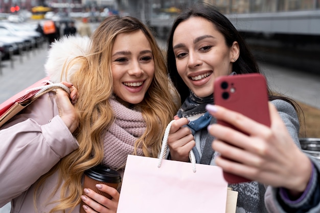 Mulheres jovens fazendo compras na cidade