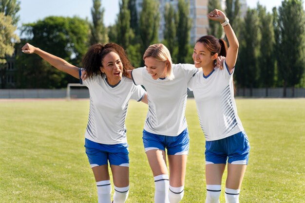 Mulheres jovens jogando em um time de futebol