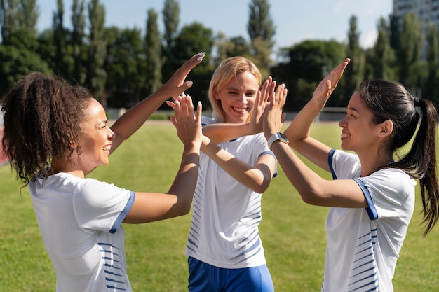 Foto grátis mulheres jovens jogando futebol