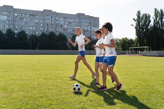 Mulheres jovens jogando futebol