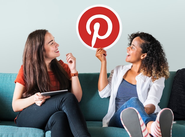 Mulheres jovens, mostrando, um, pinterest, ícone