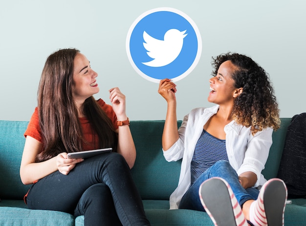 Mulheres jovens, mostrando, um, twitter, ícone