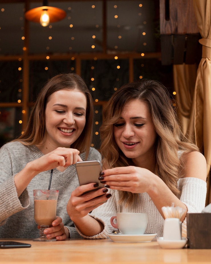 Foto grátis mulheres jovens, olhando telefone