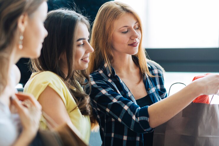 Foto grátis mulheres jovens, olhar, compra, junto