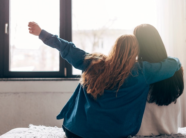 Mulheres jovens, olhar janela