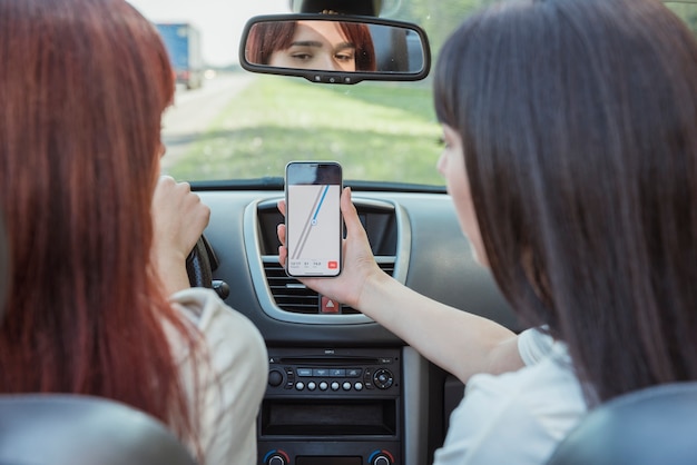 Mulheres jovens, olhar, smartphone, carro