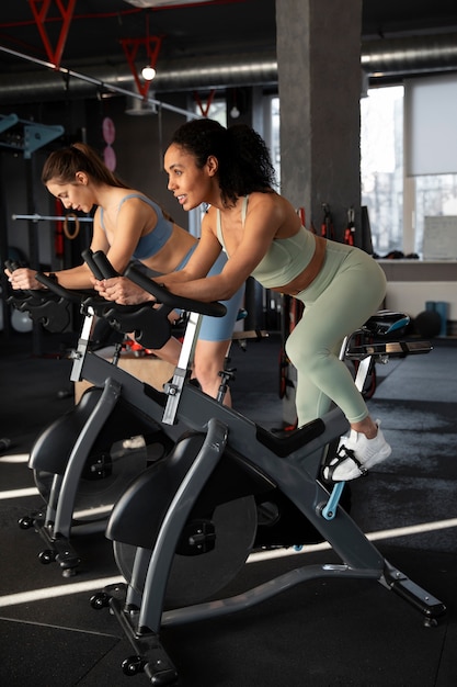 Mulheres jovens participando da aula de spinning