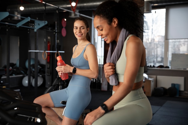 Mulheres jovens participando da aula de spinning