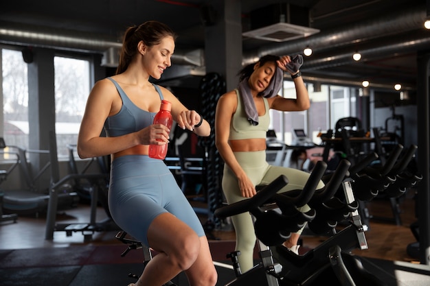 Mulheres jovens participando da aula de spinning