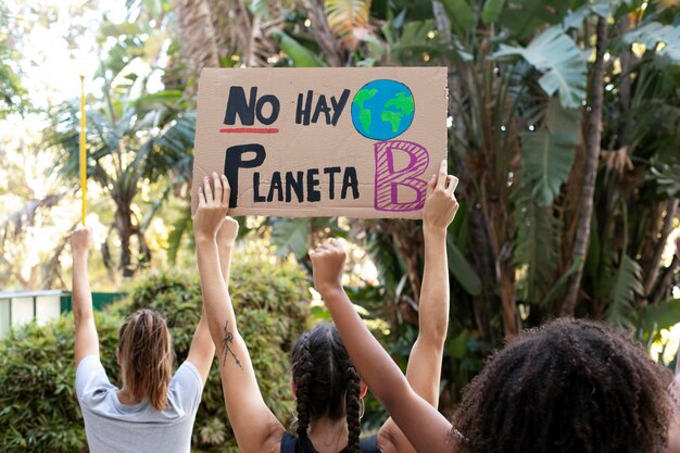 Mulheres jovens protestando contra a mudança climática