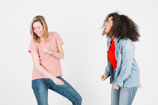 Mulheres jovens, rir, enquanto, dançar