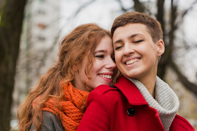 Mulheres jovens românticas de close-up juntas