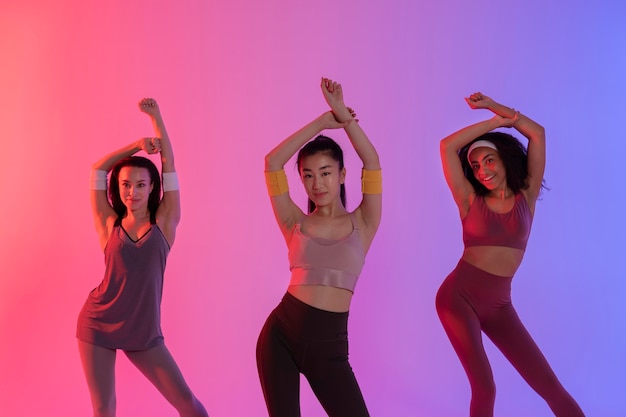 Mulheres jovens se divertindo com zumba