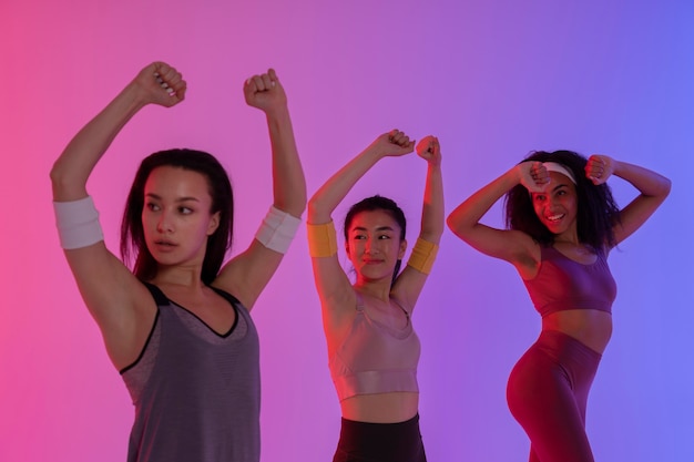 Foto grátis mulheres jovens se divertindo com zumba