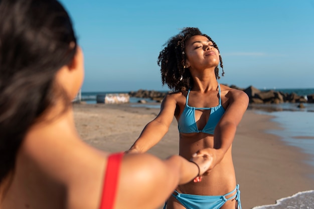 Mulheres jovens se divertindo na praia