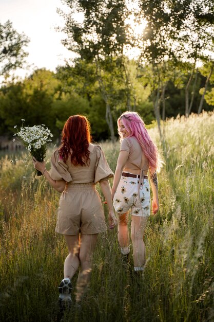 Mulheres jovens se divertindo no verão