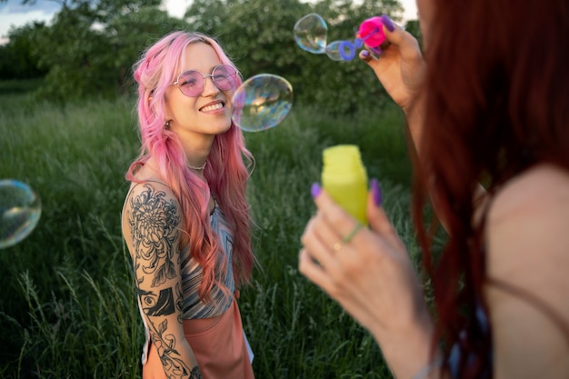 Foto grátis mulheres jovens se divertindo no verão