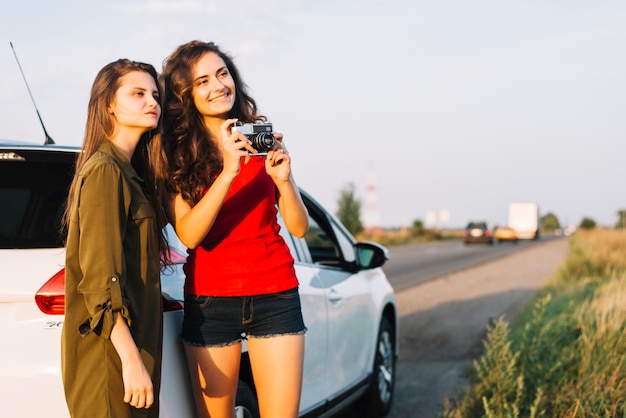 Foto grátis mulheres jovens, tirando fotos, com, câmera