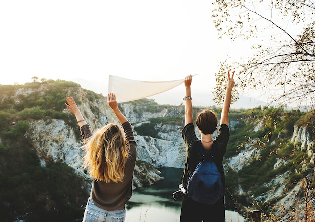 Mulheres jovens viajam juntos conceito