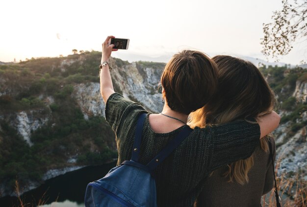 Mulheres jovens viajam juntos conceito