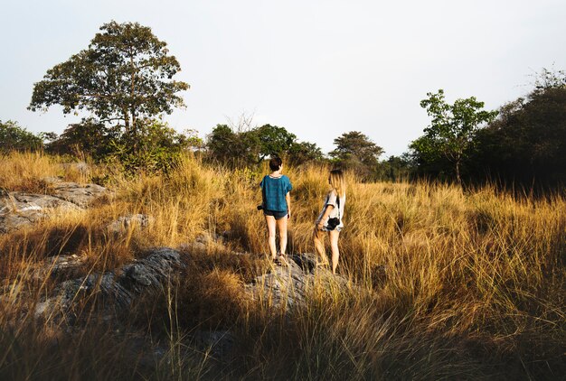 Mulheres jovens viajam juntos conceito