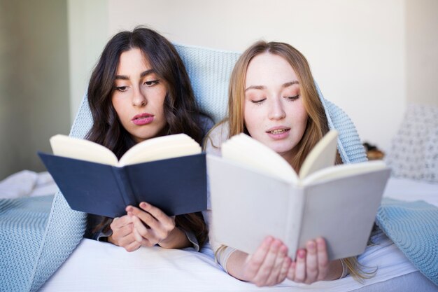 Mulheres lendo na cama