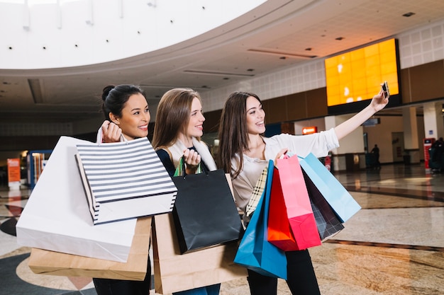 Mulheres levando selfie no shopping