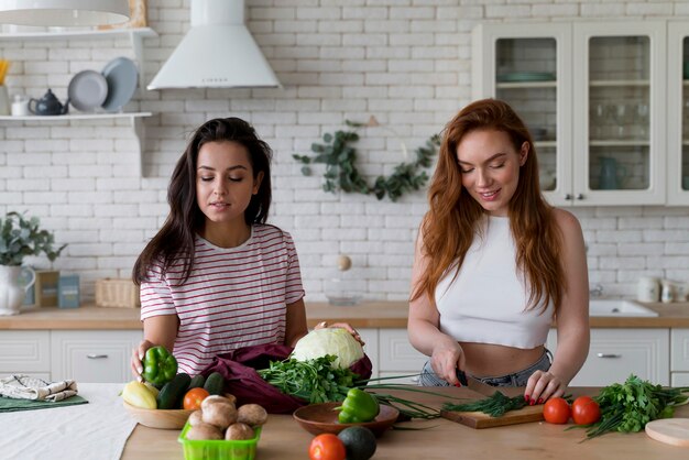 Mulheres lindas preparando o jantar juntas