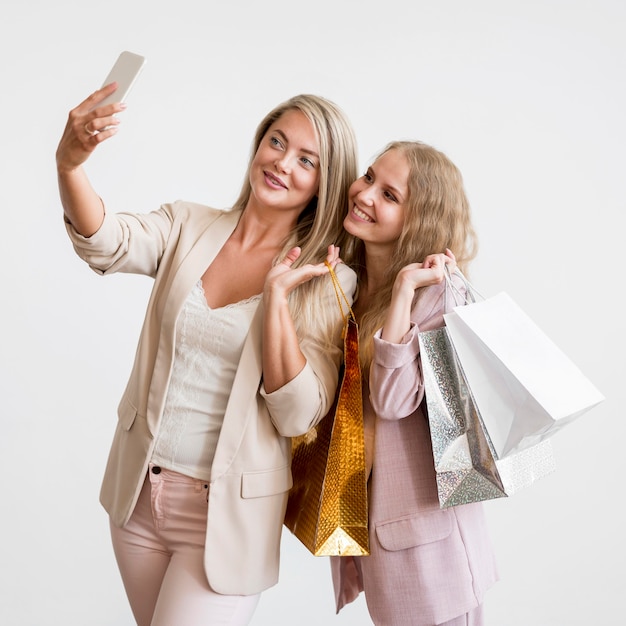 Mulheres lindas tomando uma selfie juntos