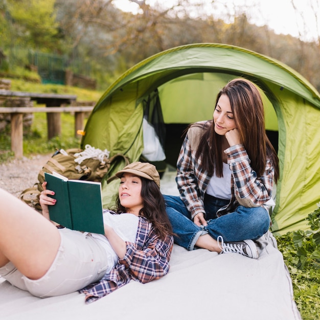 Foto grátis mulheres, livro leitura, perto, barraca