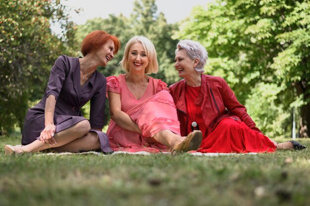 Mulheres maduras se divertindo no parque