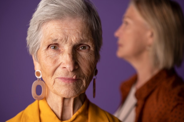 Mulheres maduras vestindo roupas da moda