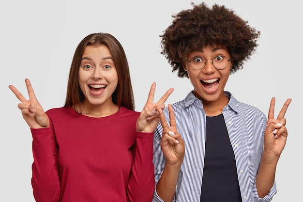 Foto grátis mulheres mestiças alegres se divertem juntas