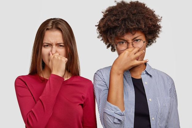 Foto grátis mulheres mestiças prendem a respiração com o cheiro desagradável